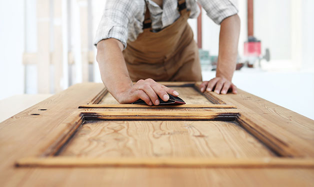 hombre haciendo una puerta de madera